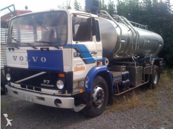 Volvo F7 - Camião cisterna