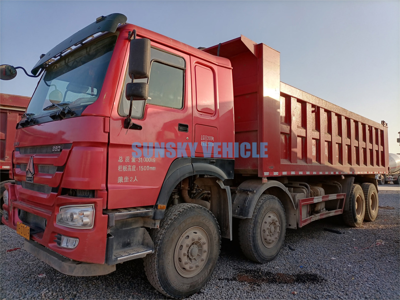 Camião basculante para transporte de materiais a granel HOWO 8x4 NX430 Dump Truck: foto 10
