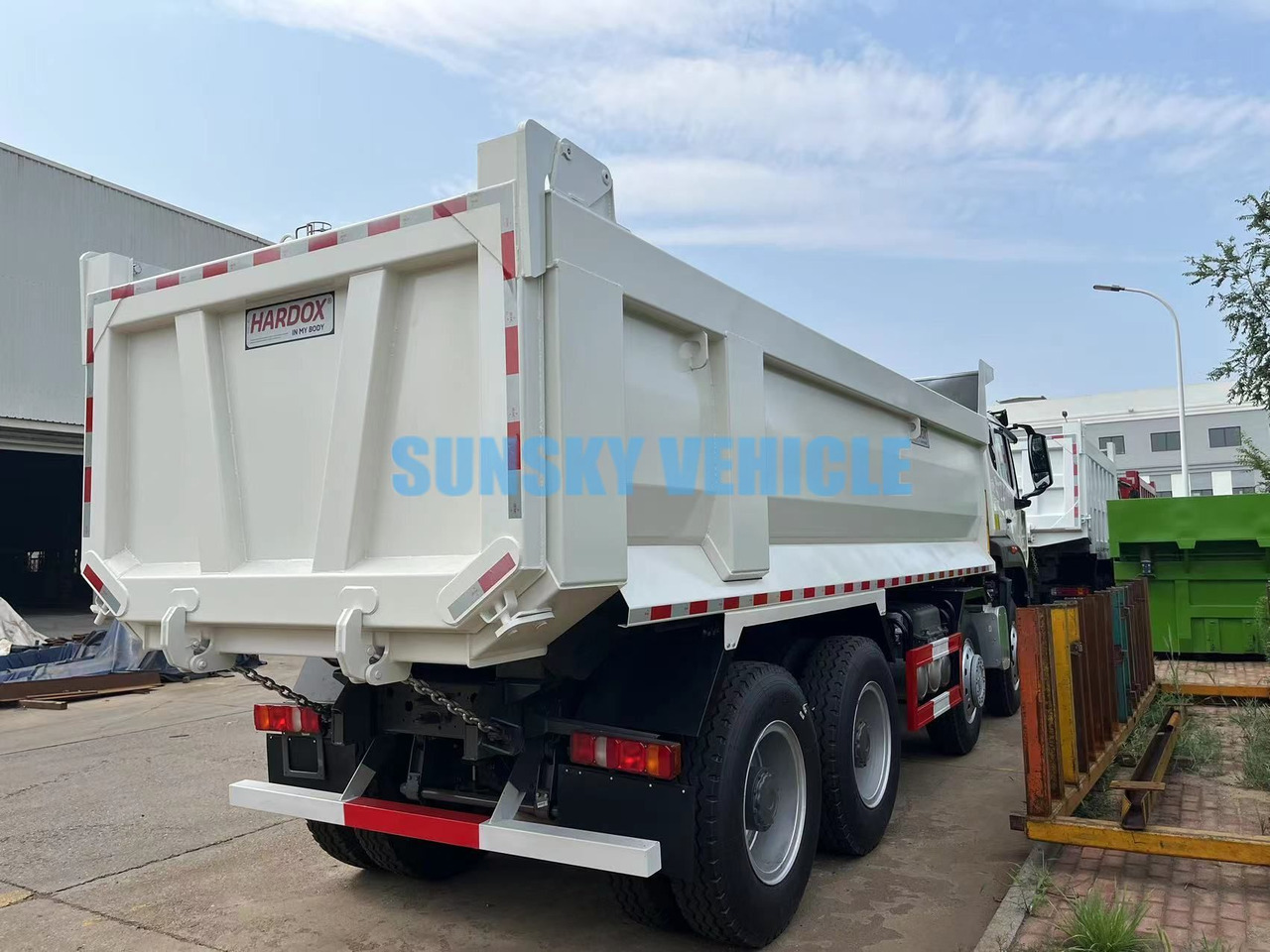 Camião basculante para transporte de materiais a granel HOWO 8x4 NX430 Dump Truck: foto 6