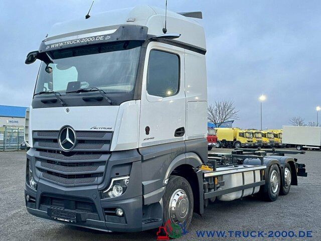 Camião transportador de contêineres/ Caixa móvel Mercedes-Benz Actros 2548 BDF Big Space 2xTank Retarder 1.Hand: foto 9