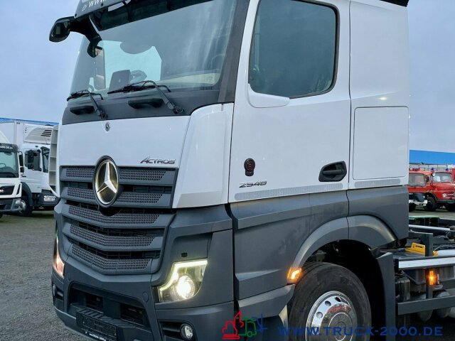 Camião transportador de contêineres/ Caixa móvel Mercedes-Benz Actros 2548 BDF Big Space 2xTank Retarder 1.Hand: foto 6