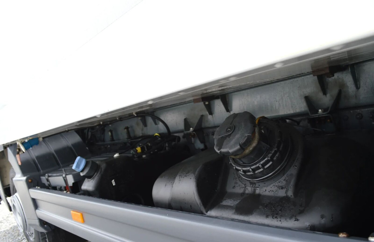 Camião frigorífico Mercedes-Benz Atego 716 IZOTERMA REFRIGERATOR SIDE DOOR: foto 10