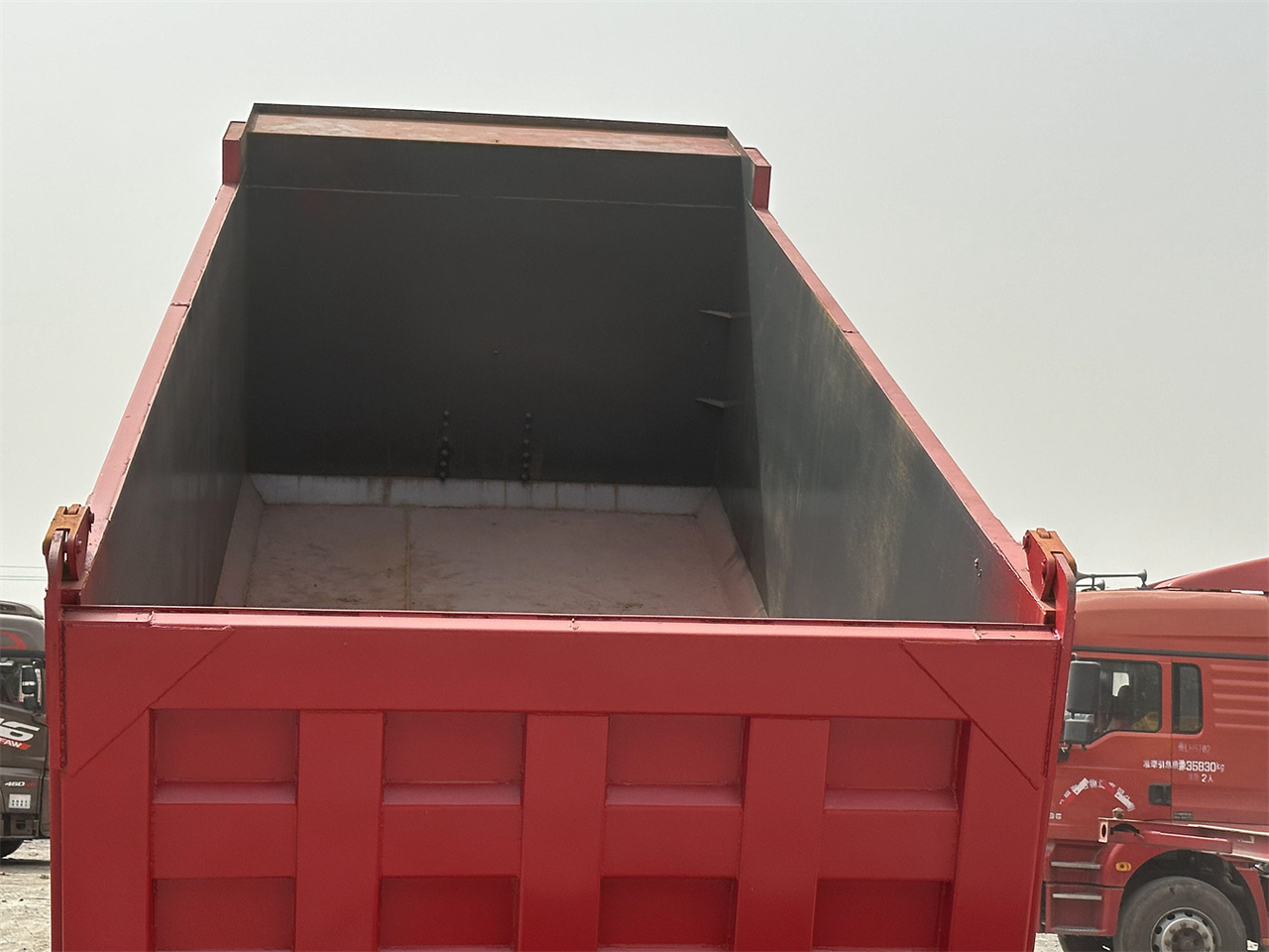 Camião basculante para transporte de silagem SINOTRUK HOWO 371 Dump Truck: foto 9