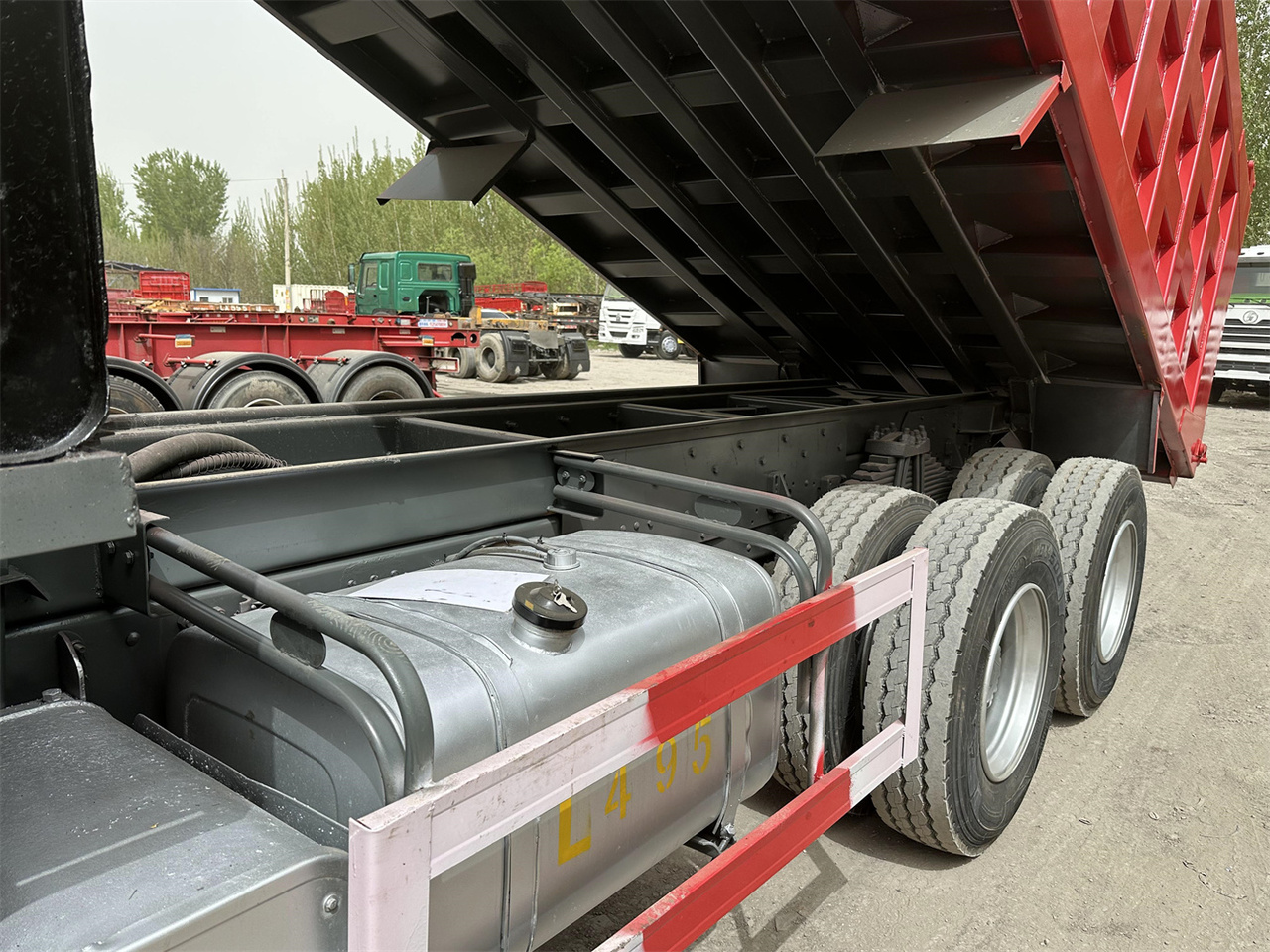 Camião basculante para transporte de silagem SINOTRUK HOWO 371 Dump Truck: foto 8