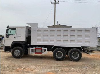 Camião basculante para transporte de máquinas pesadas SINOTRUK HOWO Dump truck 371 6x4: foto 2