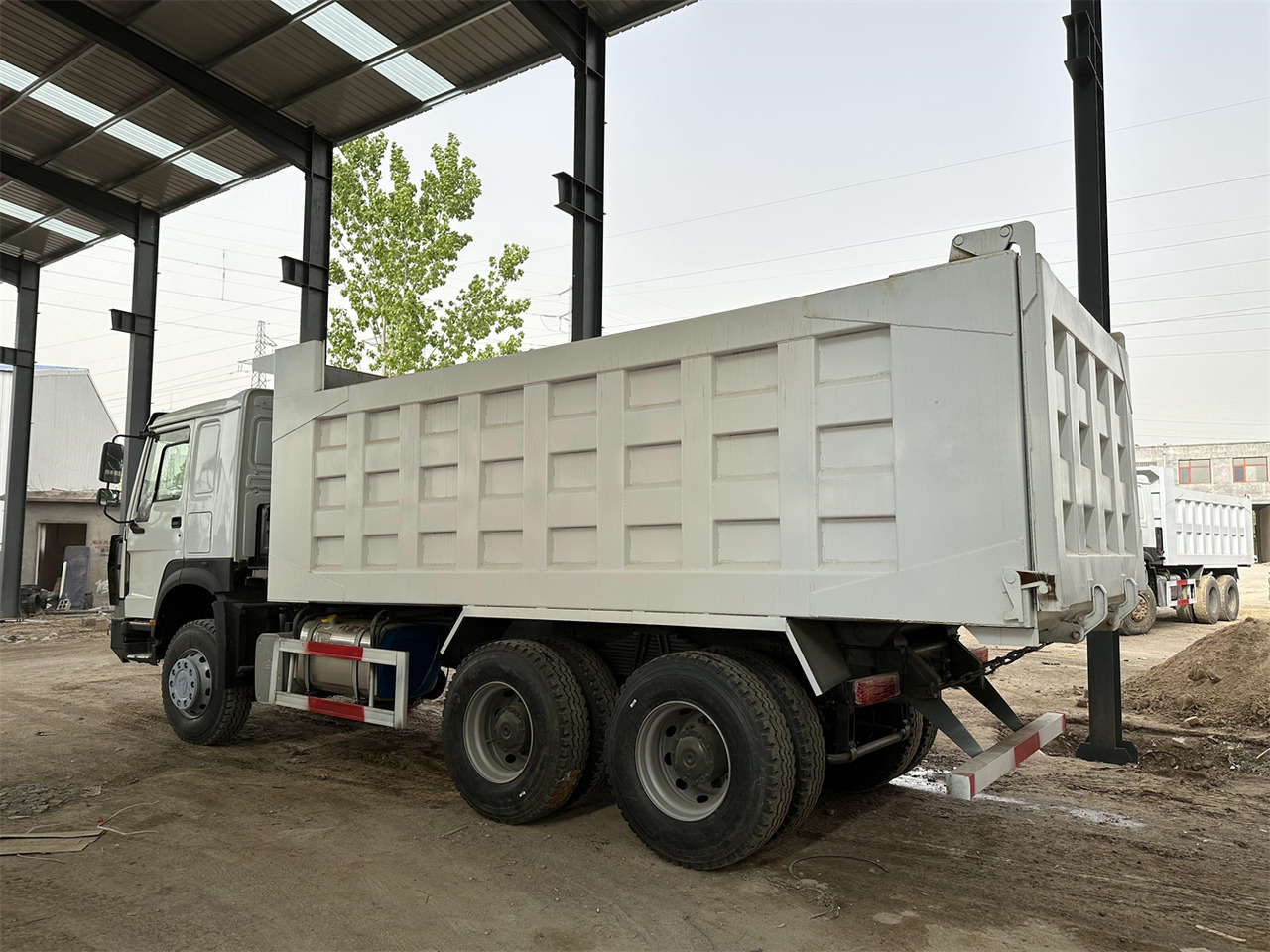 Camião basculante para transporte de silagem SINOTRUK HOWO Dump truck 371 6x4: foto 12