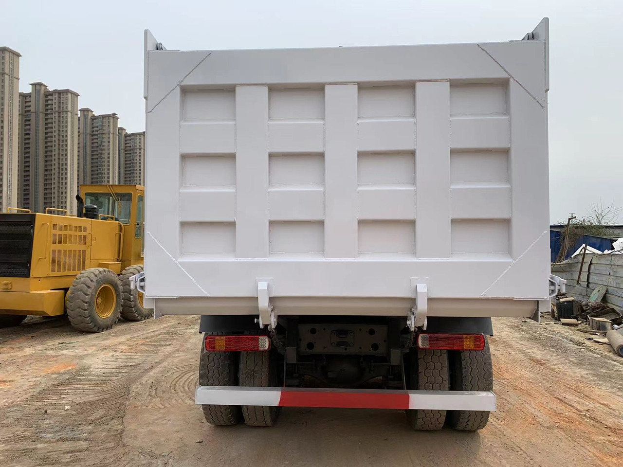 Camião basculante para transporte de máquinas pesadas SINOTRUK HOWO Dump truck 371 6x4: foto 5