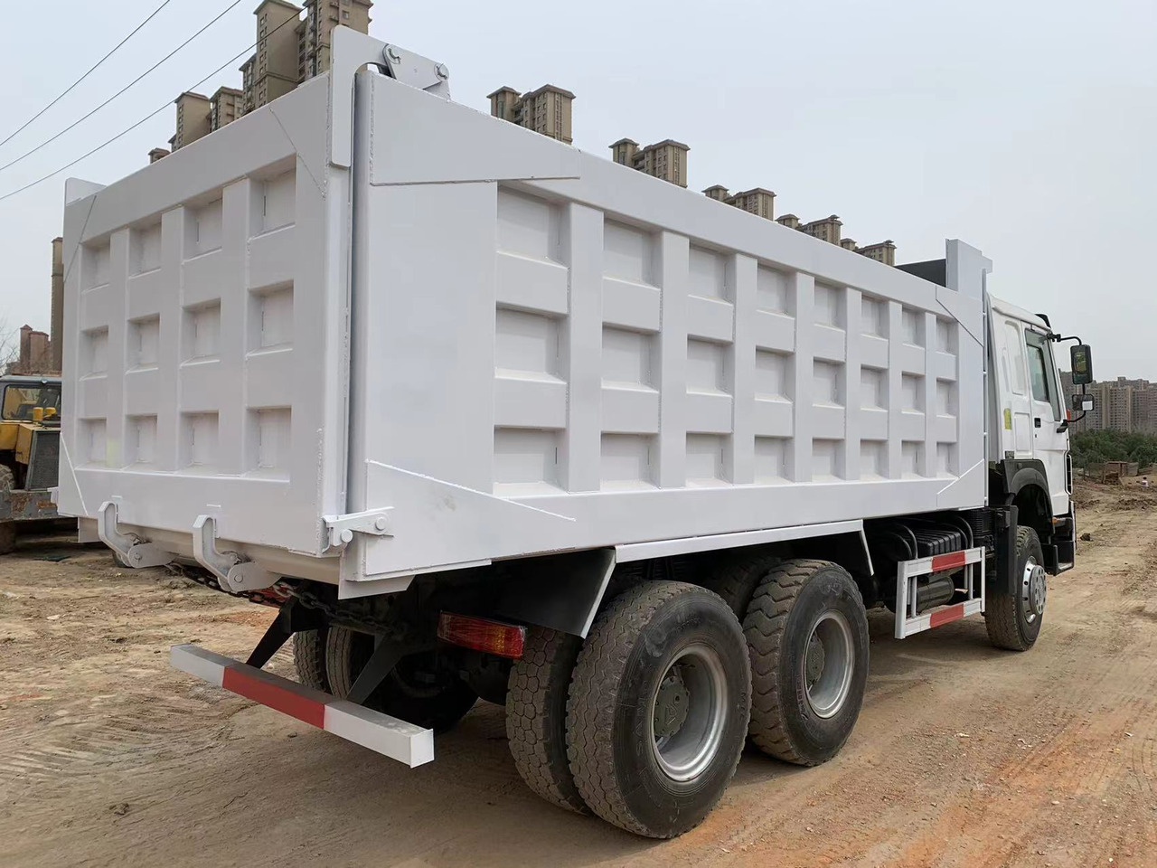Camião basculante para transporte de máquinas pesadas SINOTRUK HOWO Dump truck 371 6x4: foto 6
