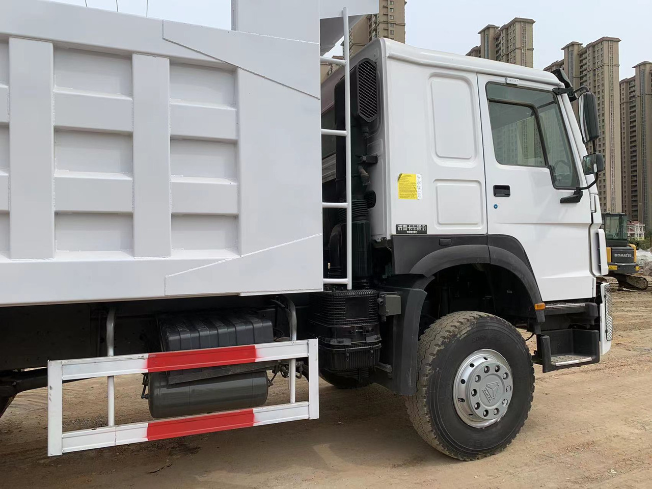 Camião basculante para transporte de máquinas pesadas SINOTRUK HOWO Dump truck 371 6x4: foto 9