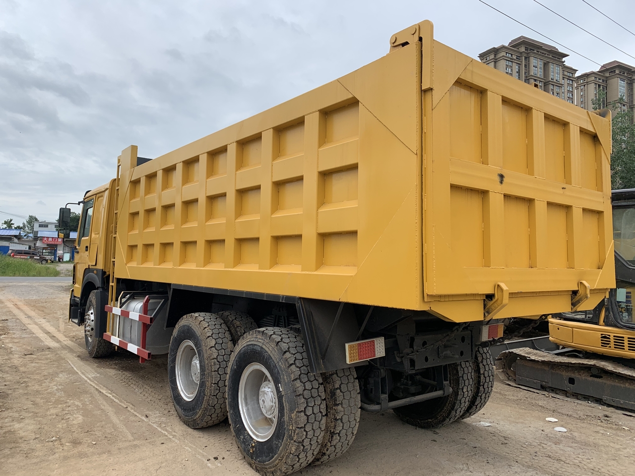 Camião basculante para transporte de máquinas pesadas SINOTRUK Howo Dump truck 371: foto 6