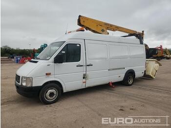 Caminhão com plataforma aérea 2004 Volkswagen LT46