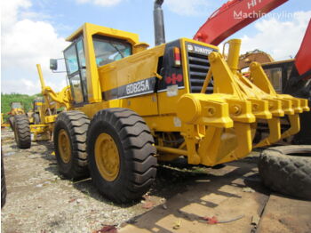 Motoniveladora KOMATSU GD825: foto 1