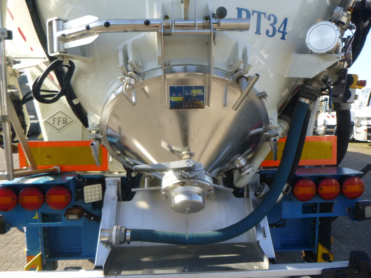 Semi-reboque cisterna para transporte de farinha Feldbinder Powder tank alu 60 m3 / Compressor diesel engine.: foto 11