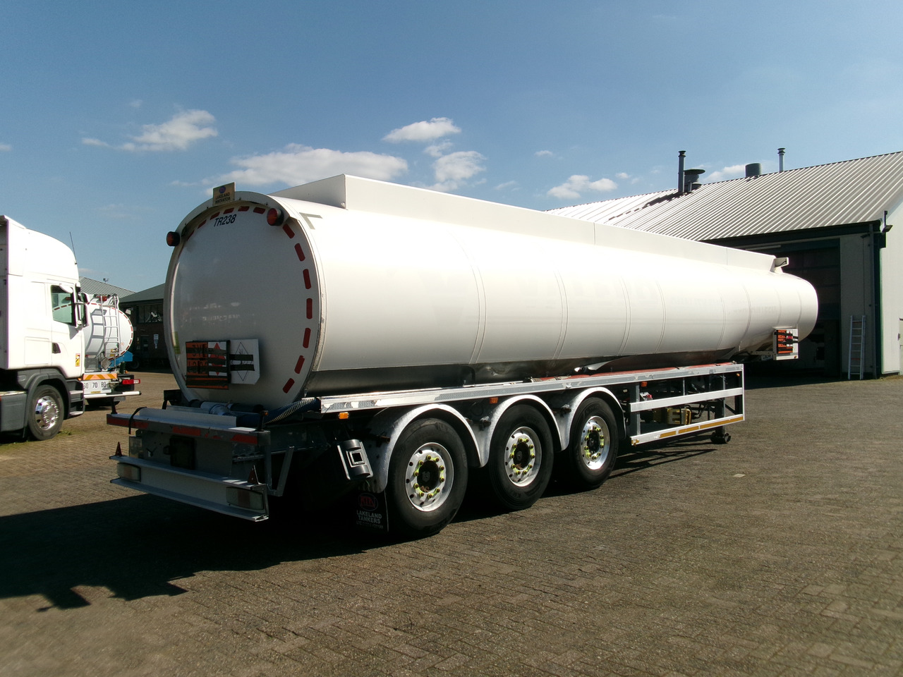 Locação financeira de Lakeland Tankers Fuel tank alu 42.8 m3 / 6 comp + pump Lakeland Tankers Fuel tank alu 42.8 m3 / 6 comp + pump: foto 4