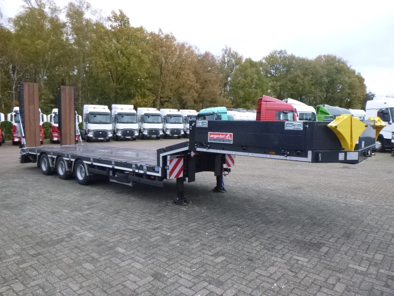 Semi-reboque baixa novo Langendorf 3-axle semi-lowbed trailer 48T ext. 13.5 m + ramps: foto 2