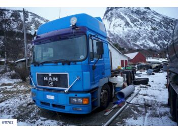 Camião transportador de contêineres/ Caixa móvel MAN 26.463