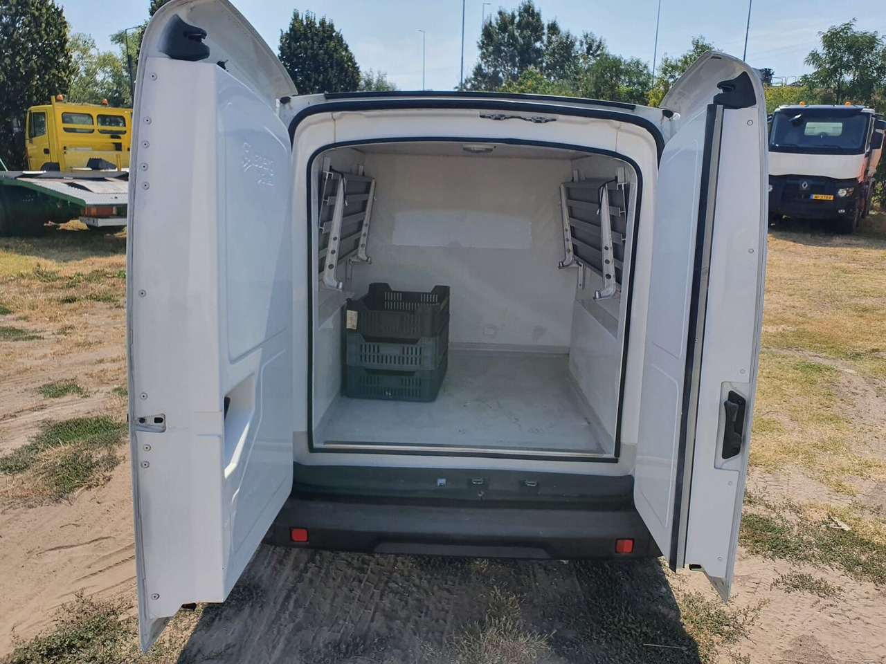 Carrinha frigorífica FIAT Doblo 1.3 JTD Isotherm Van - 3,5t: foto 9
