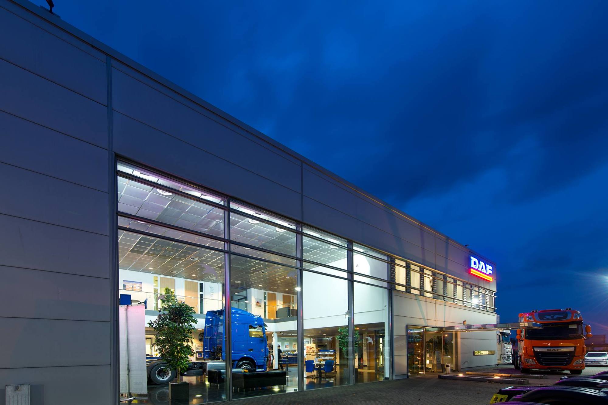 DAF Berlin GmbH - Camiões - 4x2, diesel, caixa de velocidades: automática undefined: foto 1