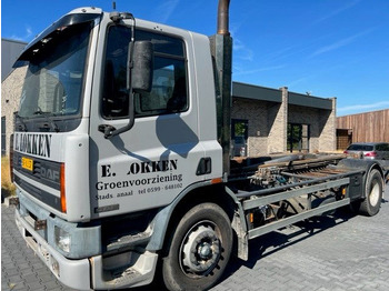 Camião transportador de contêineres/ Caixa móvel DAF 65 210