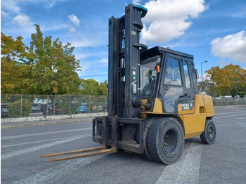 Empilhador a gás CATERPILLAR GP