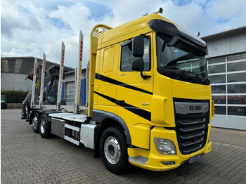Camião de transporte de madeira DAF XF 530