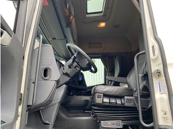 Fotografia de interior 1: Camião furgão Scania R450 LB 6x2-4 R450 LB 6x2-4 Getränkekoffer, Retarder, Lift-/Lenkachse, Stapleraufnahme