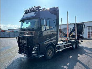 Camião de transporte de madeira VOLVO FH16