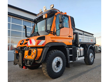 Camião basculante UNIMOG