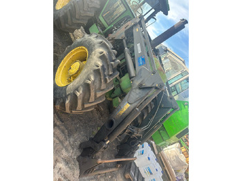 Carregador frontal para o trator JOHN DEERE
