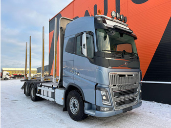Camião de transporte de madeira, Camião grua para transporte de madeiras Volvo FH 16 650 6x4 TANDEM AXLE LIFT: foto 4