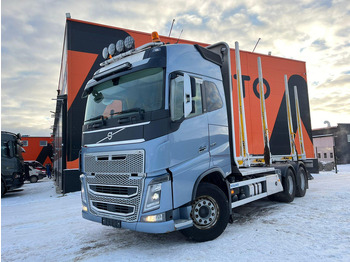 Camião de transporte de madeira, Camião grua para transporte de madeiras Volvo FH 16 650 6x4 TANDEM AXLE LIFT: foto 2