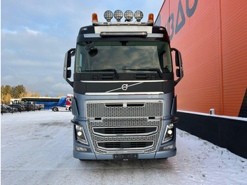 Camião de transporte de madeira, Camião grua para transporte de madeiras Volvo FH 16 650 6x4 TANDEM AXLE LIFT: foto 3
