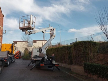 Caminhão com plataforma aérea NISSAN