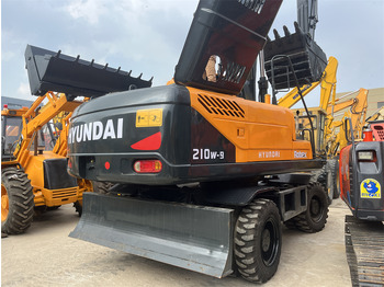 Escavadeira de rodas HYUNDAI R210
