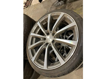 Jantes e pneus PIRELLI