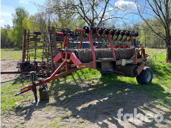 Maquina para lavrar a terra KVERNELAND