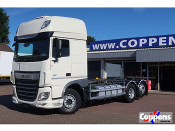 Camião transportador de contêineres/ Caixa móvel DAF XF 106 450