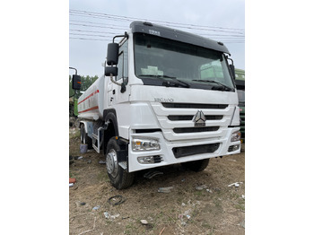Camião cisterna SINOTRUK HOWO