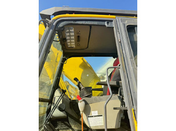 Escavadora de rastos KOMATSU PC200-8: foto 4