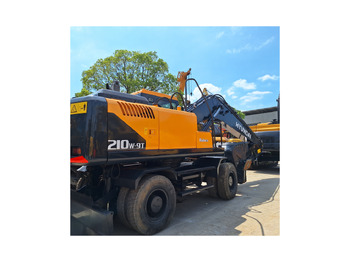 Escavadeira de rodas HYUNDAI