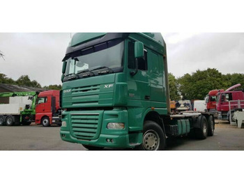 Camião de transporte de madeira DAF XF 105 460