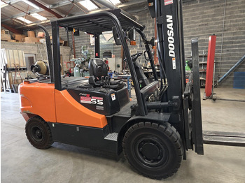 Empilhador a gás DOOSAN
