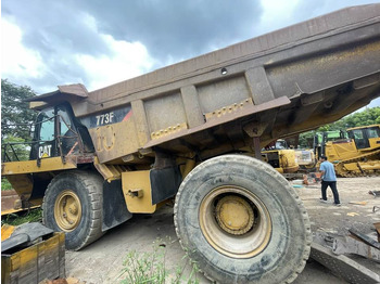Caminhão fora de estrada CATERPILLAR