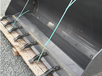 Balde carregador NEW HOLLAND 220: foto 3 Balde carregador NEW HOLLAND 220: foto 3