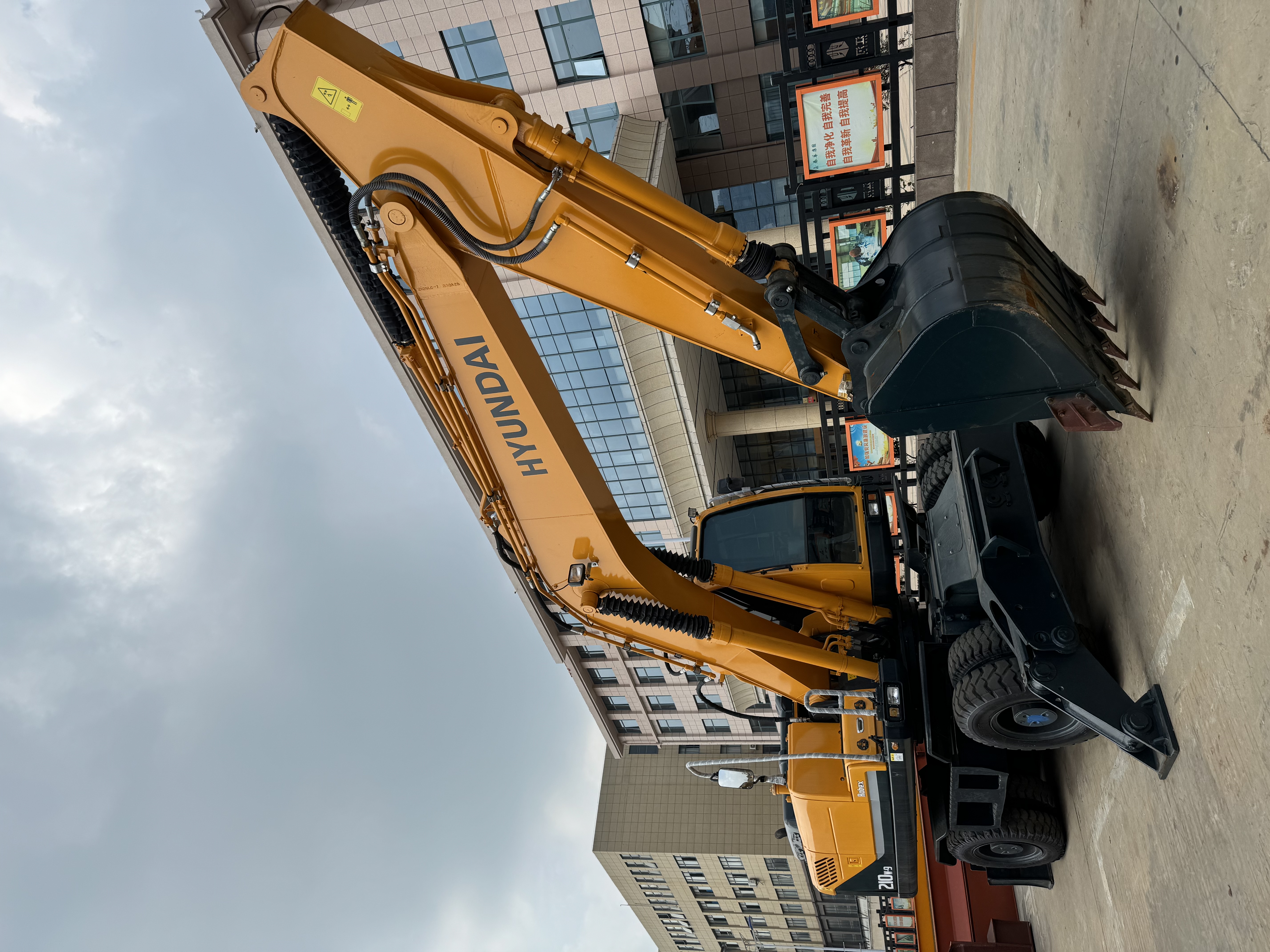 Escavadeira de rodas Hyundai 210W-9: foto 2 Escavadeira de rodas Hyundai 210W-9: foto 2