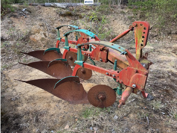 Maquina para lavrar a terra KVERNELAND