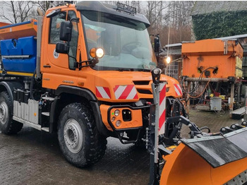 Veículo limpa-neves Zu vermieten Unimog 405 U427 Winterdienst Schmidt Salzstreuer 423 429 430 Mercedes Benz 318 527 Vermietung: foto 4