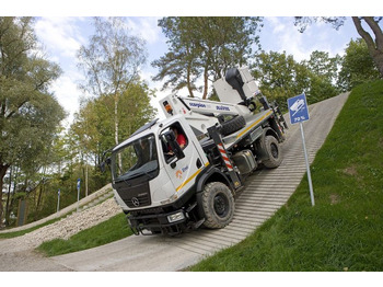 Caminhão com plataforma aérea UNIMOG U20