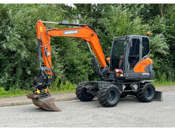 Escavadeira de rodas DOOSAN DX57W