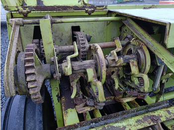 Enfardadeira de fardos quadrados CLAAS